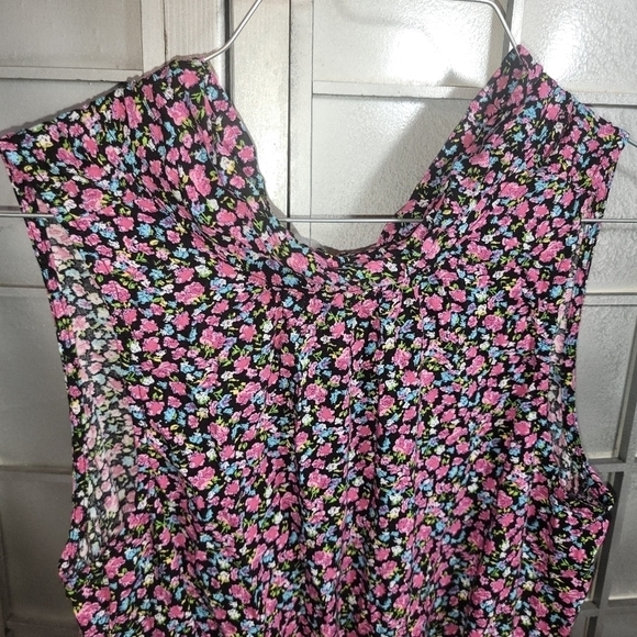 Forever 21 small Jumper shorts outfit. Romper  Black with floral. - Picture 3 of 11